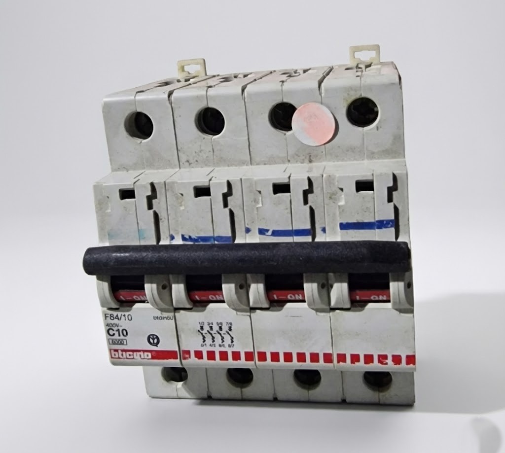 bticino-f8410-btdin60-magnetotermico-4p-c10-10a-6ka-400v-leva-unica